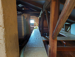 Zateplení trámového stropu foukanou izolací